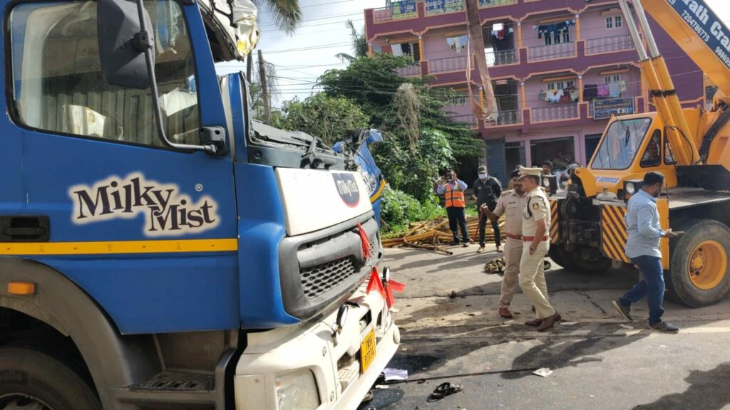 ಜವರಾಯನ ಅಟ್ಟಹಾಸ: ನಿಯಂತ್ರಣ ತಪ್ಪಿ ಬ್ಯಾರಿಕೇಡ್ ಡಿಕ್ಕಿ – ಲಾರಿ ಚಾಲಕ & ಕ್ಲೀನರ್ ಸಾವು