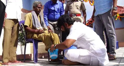 ಪೌರಕಾರ್ಮಿಕರ ಪಾದ ಪೂಜೆ ಮಾಡಿದ ಶಾಸಕ ಪ್ರದೀಪ್ ಈಶ್ವರ್