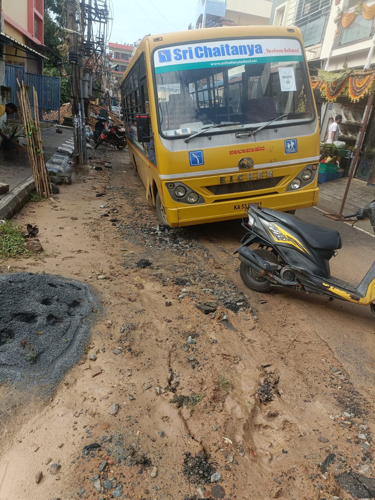 ರಸ್ತೆಯ ಕೆಸರಿನಲ್ಲಿ ಸಿಲುಕಿಕೊಂಡ 2 ಶಾಲಾ ವಾಹನಗಳು